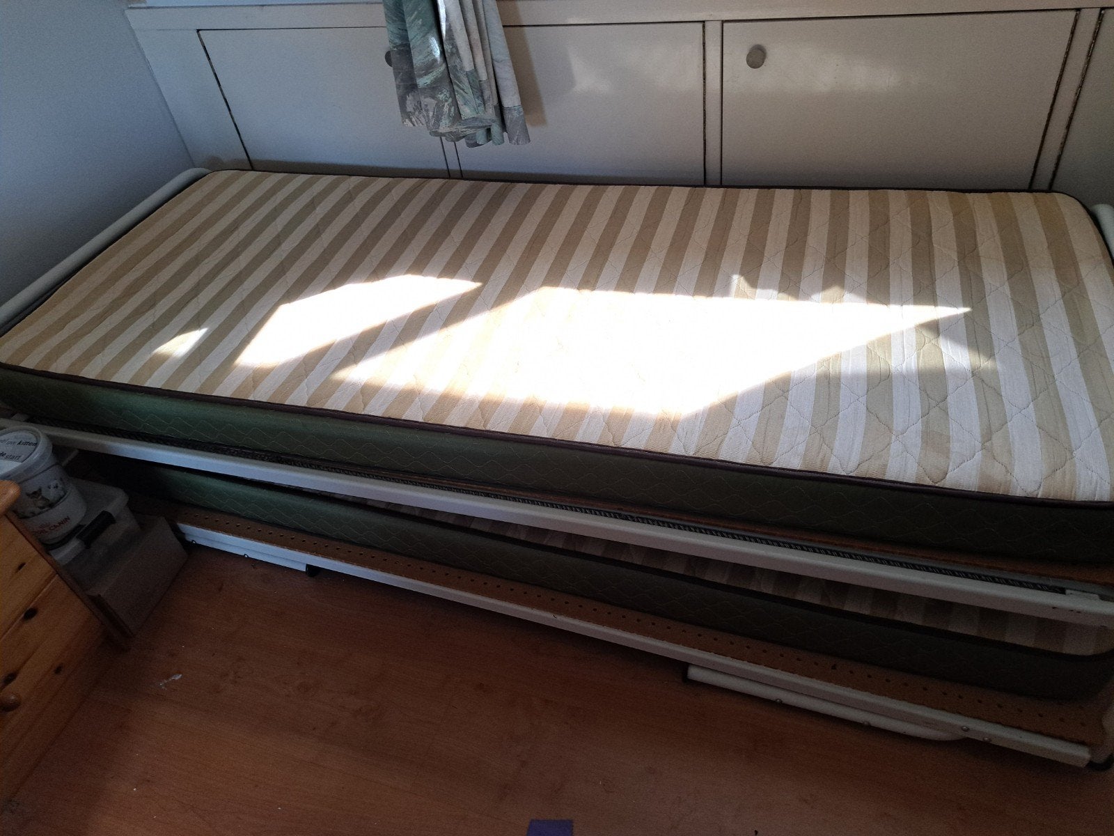 Logeerbed met onderschuifbed en extra verstevigende plank, Huis en Inrichting, Slaapkamer | Bedden, Ophalen, Gebruikt, 90 cm, Eenpersoons