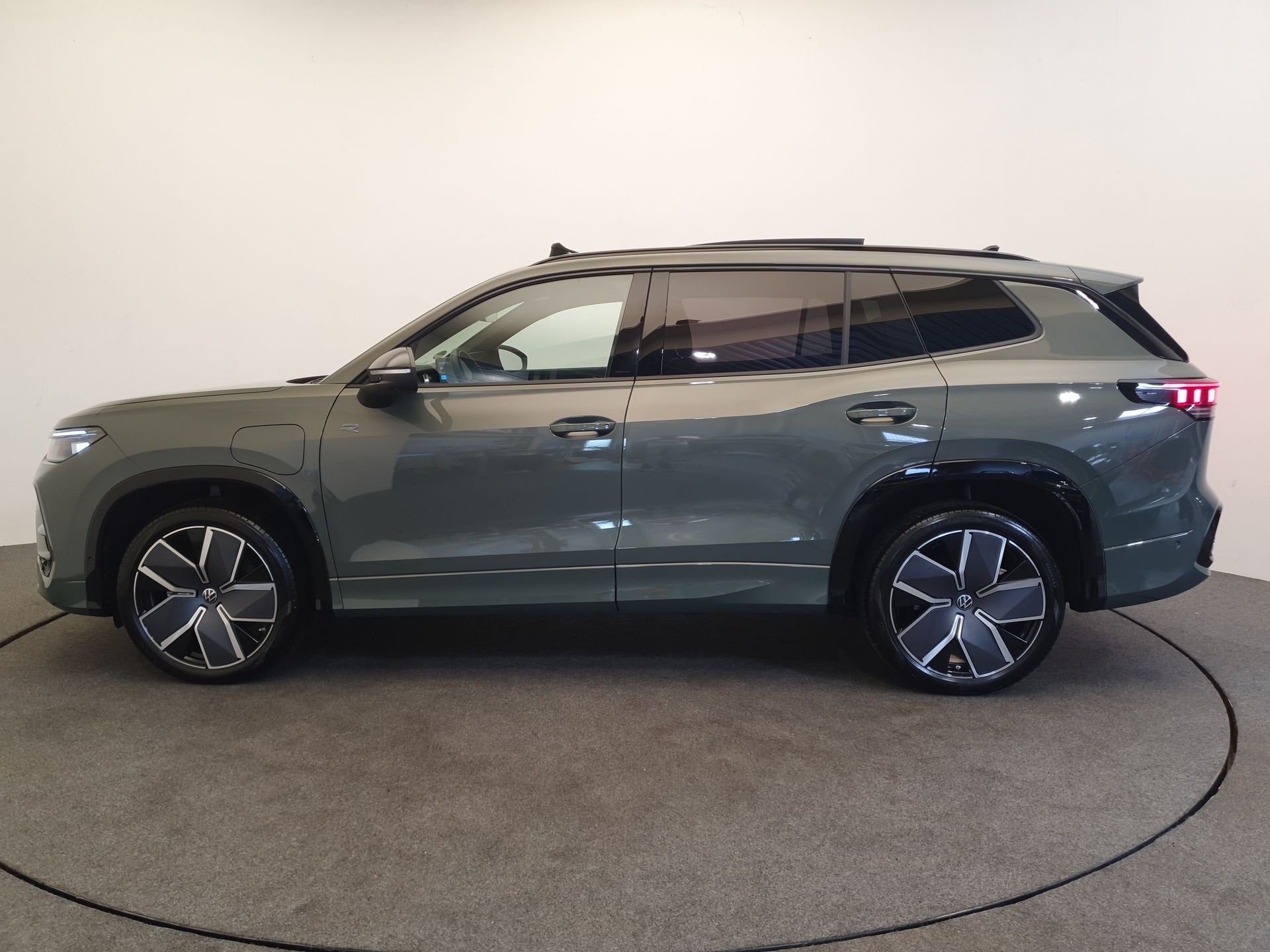 Volkswagen Tayron 1.5 eHybrid 272pk DSG/AUT R-Line Wegklapba, Auto's, Zwart, 4 cilinders, Hybride Elektrisch/Benzine, SUV of Terreinwagen