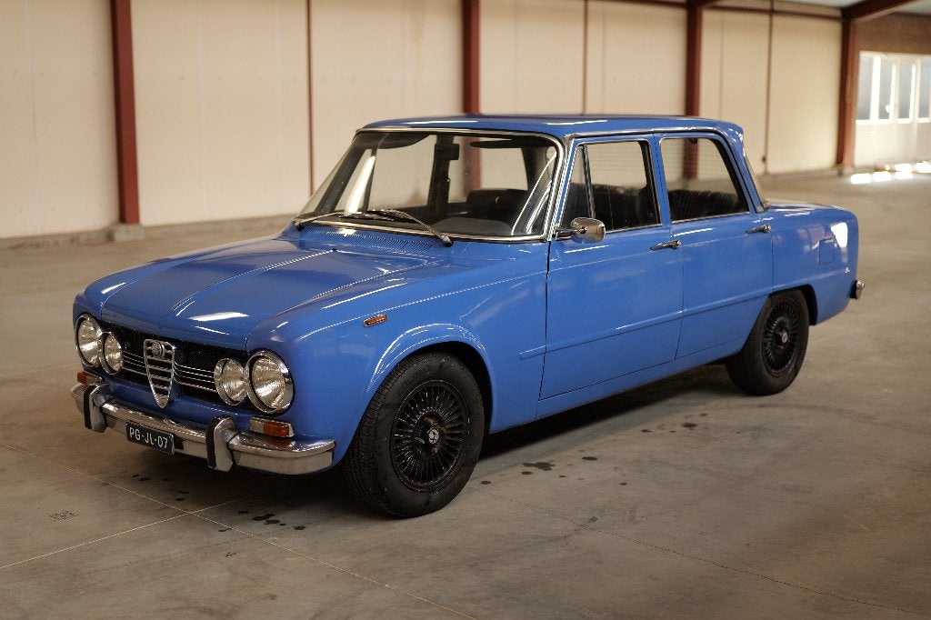 Alfa Romeo Giulia Super Lusso 1975 Blauw, Auto's, Alfa Romeo, Achterwielaandrijving, Zwart, 4 cilinders, Leder en Stof