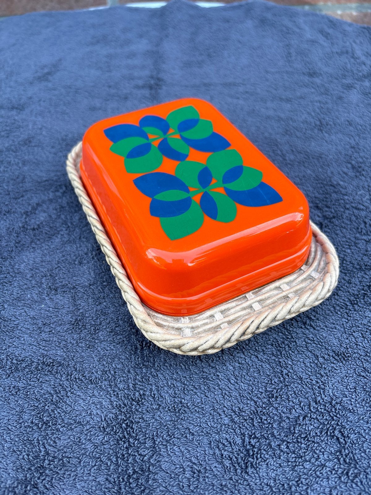 Vintage botervloot met rieten look a like onderstel, Kunststof, Ophalen of Verzenden, Overige merken, Oranje