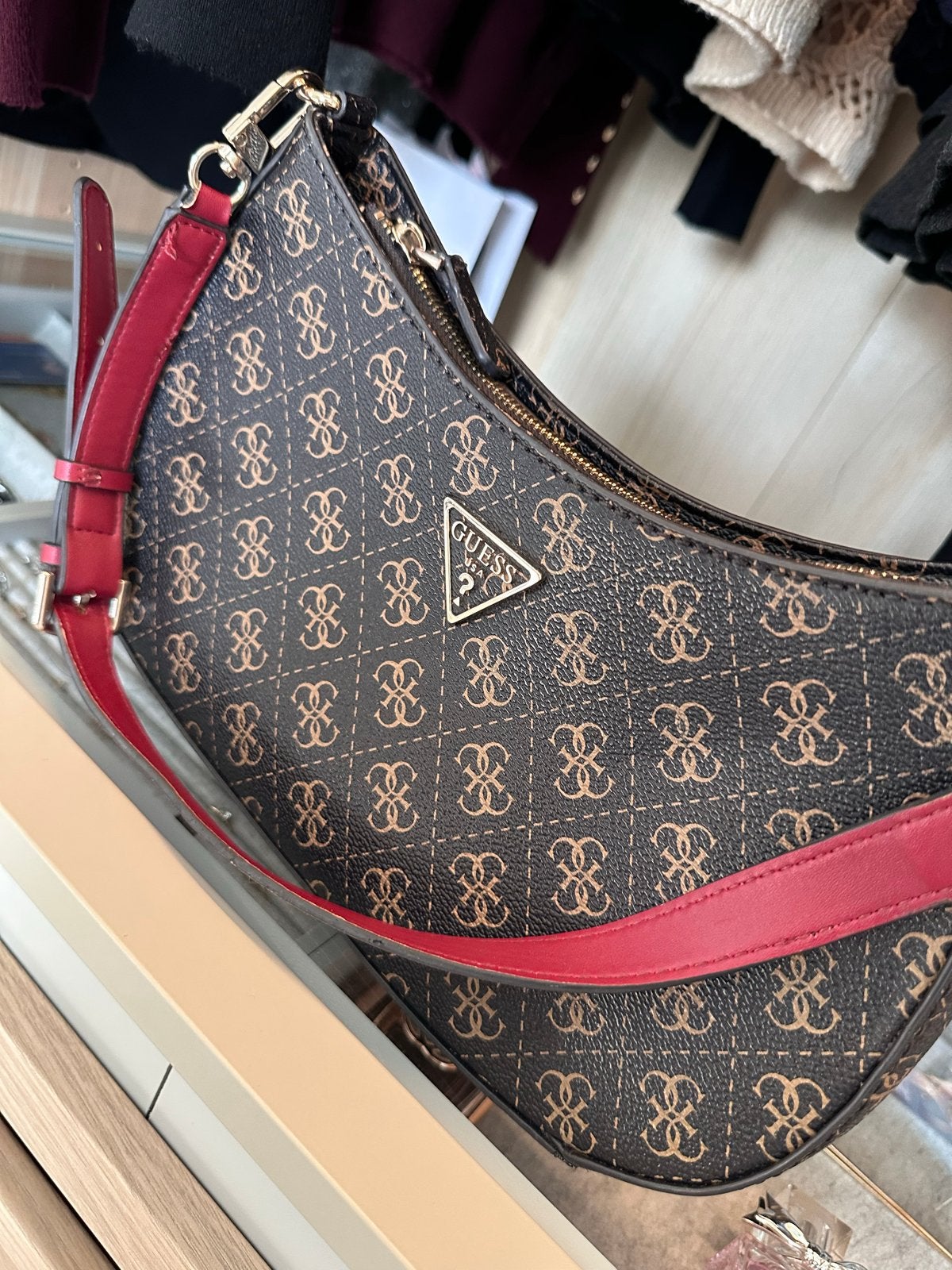 Guess schoudertasje bruin met rood, Ophalen of Verzenden, Gebruikt, Bruin, Schoudertasje