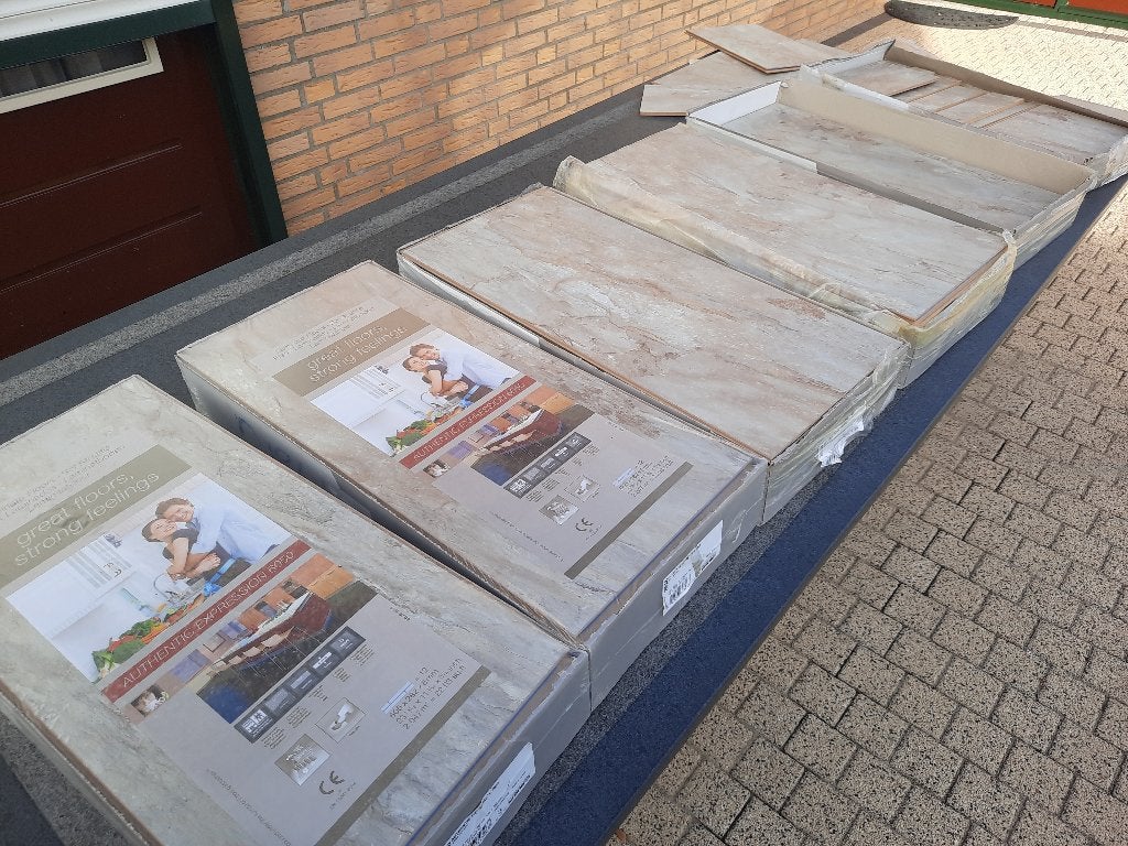 8 m2 nieuwe restpartij tegelkliklaminaat natuursteen design., Ophalen, Nieuw, Beige, 5 tot 10 m²