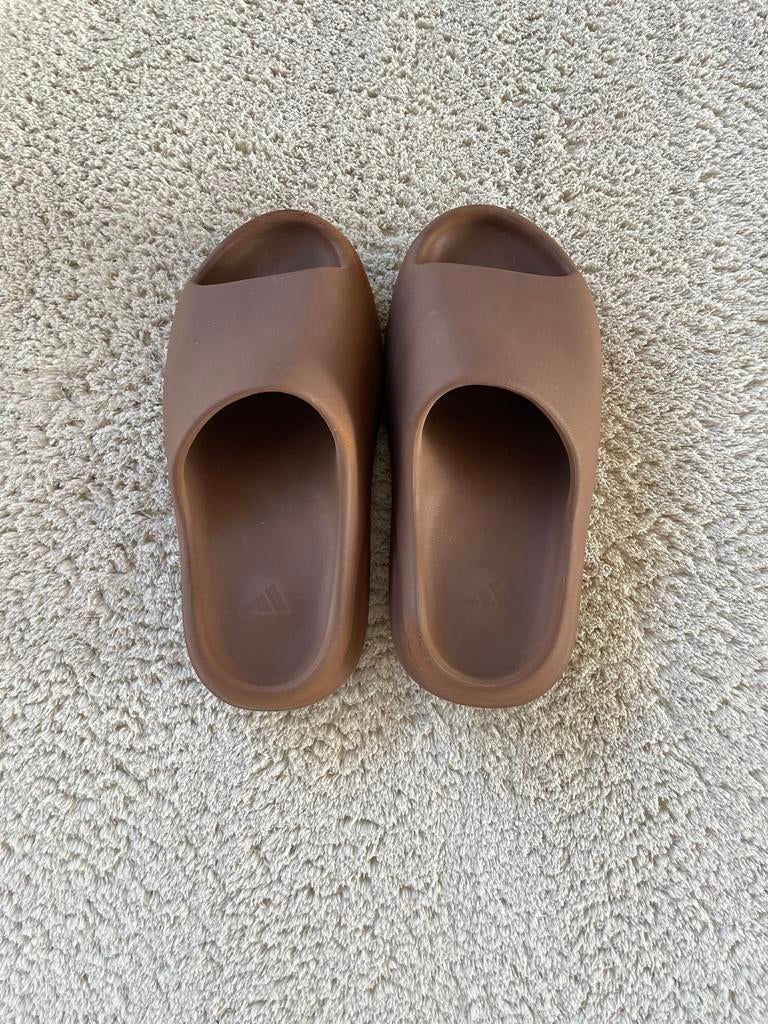 ADIDAS YEEZY BRUIN US 9, Ophalen of Verzenden, Gedragen, Bruin, Slippers