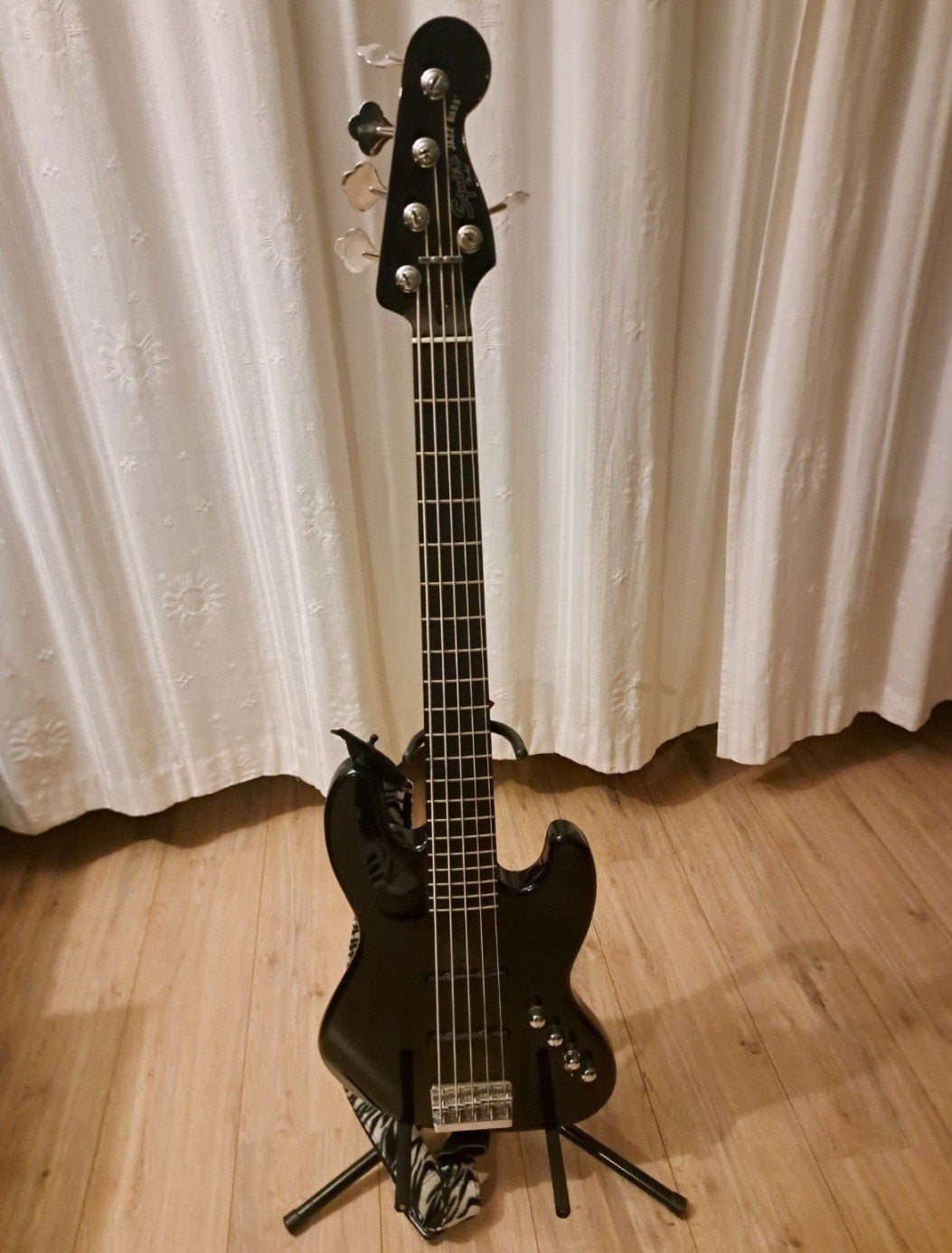 Fender Squier Jazz  bas 5 snarig
Fender Squier 5-snarige jaz, Muziek en Instrumenten, Ophalen of Verzenden, Zo goed als nieuw