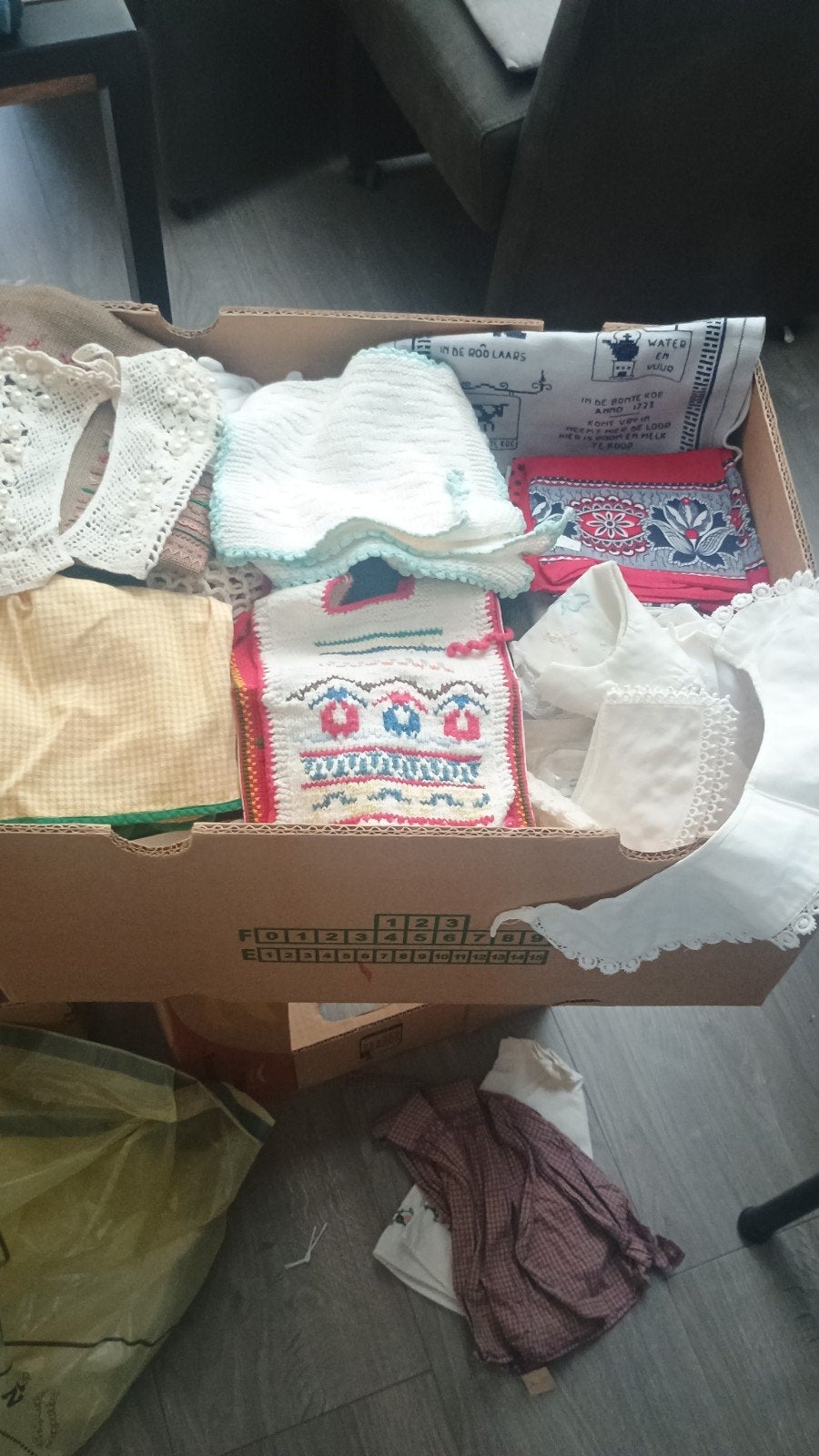 Partij zeer oud handwerk en textiel, Ophalen