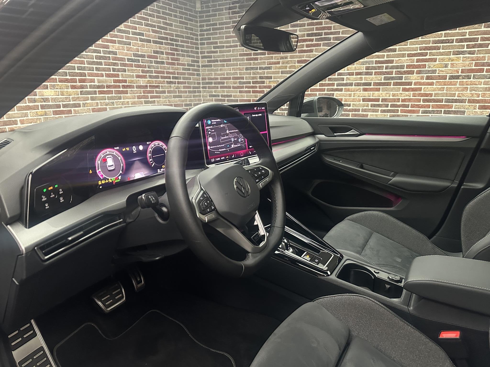 Volkswagen Golf 1.5 eTSI R-Line Edition 50 Jahre| Pano| Head, Dealer onderhouden, 4 cilinders, 150 pk, Zwart