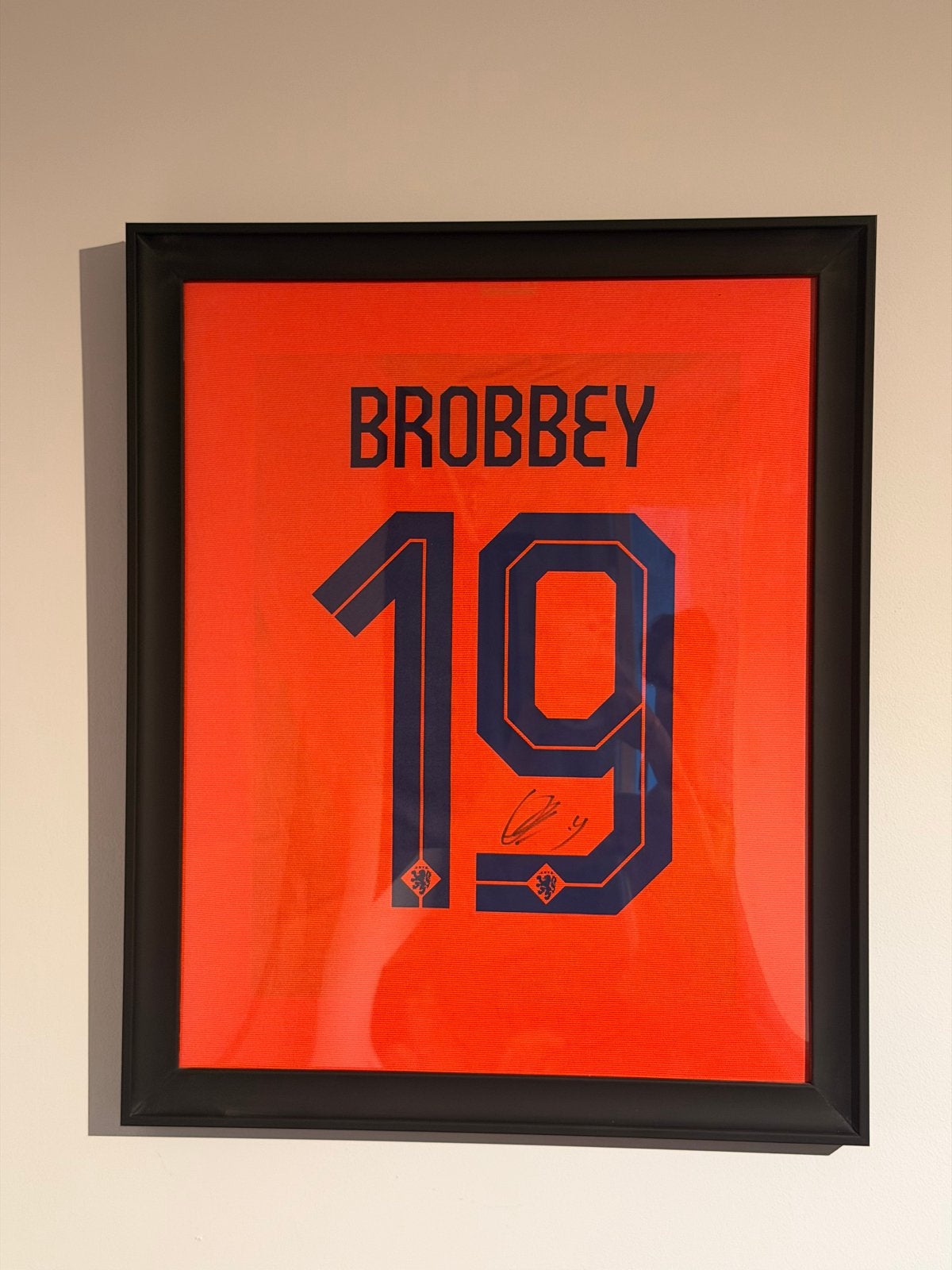 Ingelijst gesigneerd Brobbey shirt - Oranje, Verzamelen, Ophalen of Verzenden, Zo goed als nieuw, Overige binnenlandse clubs, Shirt