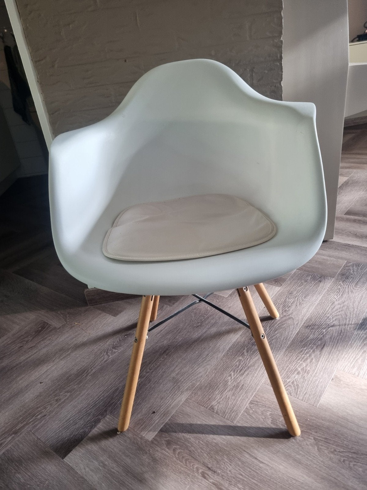 Witte kuipstoel met houten poten en zitkussen IKEA, Huis en Inrichting, Stoelen, Gebruikt, Wit, Modern Scandinavisch, Eén