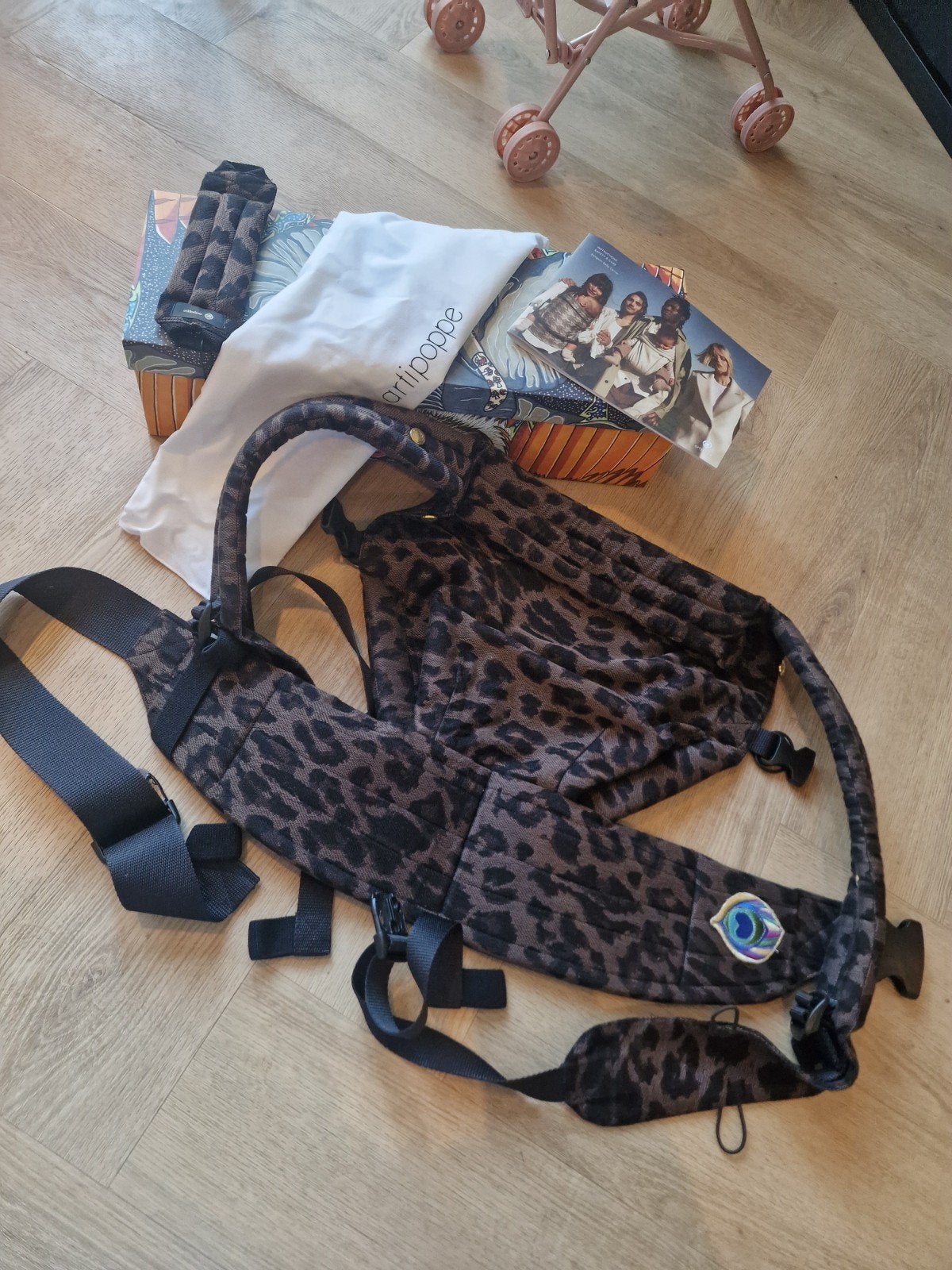 Artipoppe Zeitgeist Draagzak Leopard, Zo goed als nieuw, Buik, Rug of Zij, Draagzak, Ophalen