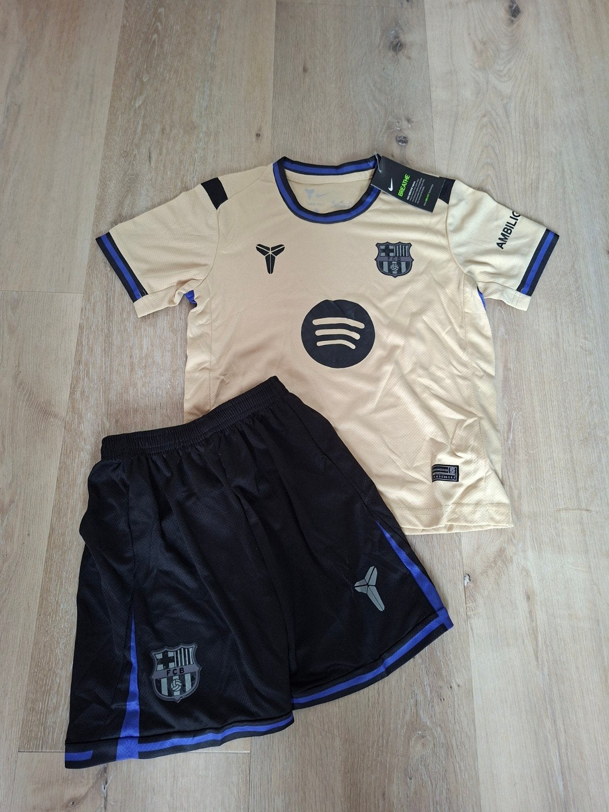 Barcelona tenue maat 128 (nieuw en ongedragen), Nieuw, Overige maten, Voetbal, Verzenden