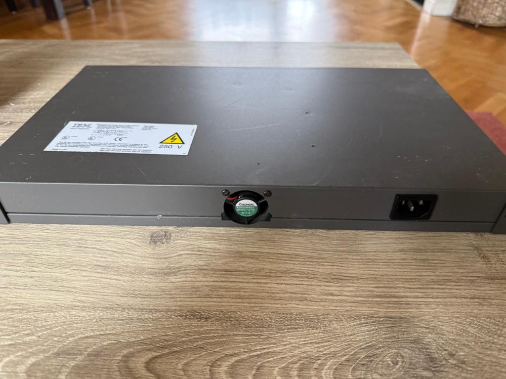 IBM 8224 Ethernet Backbone Hub / netwerkswitch, Computers en Software, Netwerk switches, Ophalen of Verzenden, Zo goed als nieuw