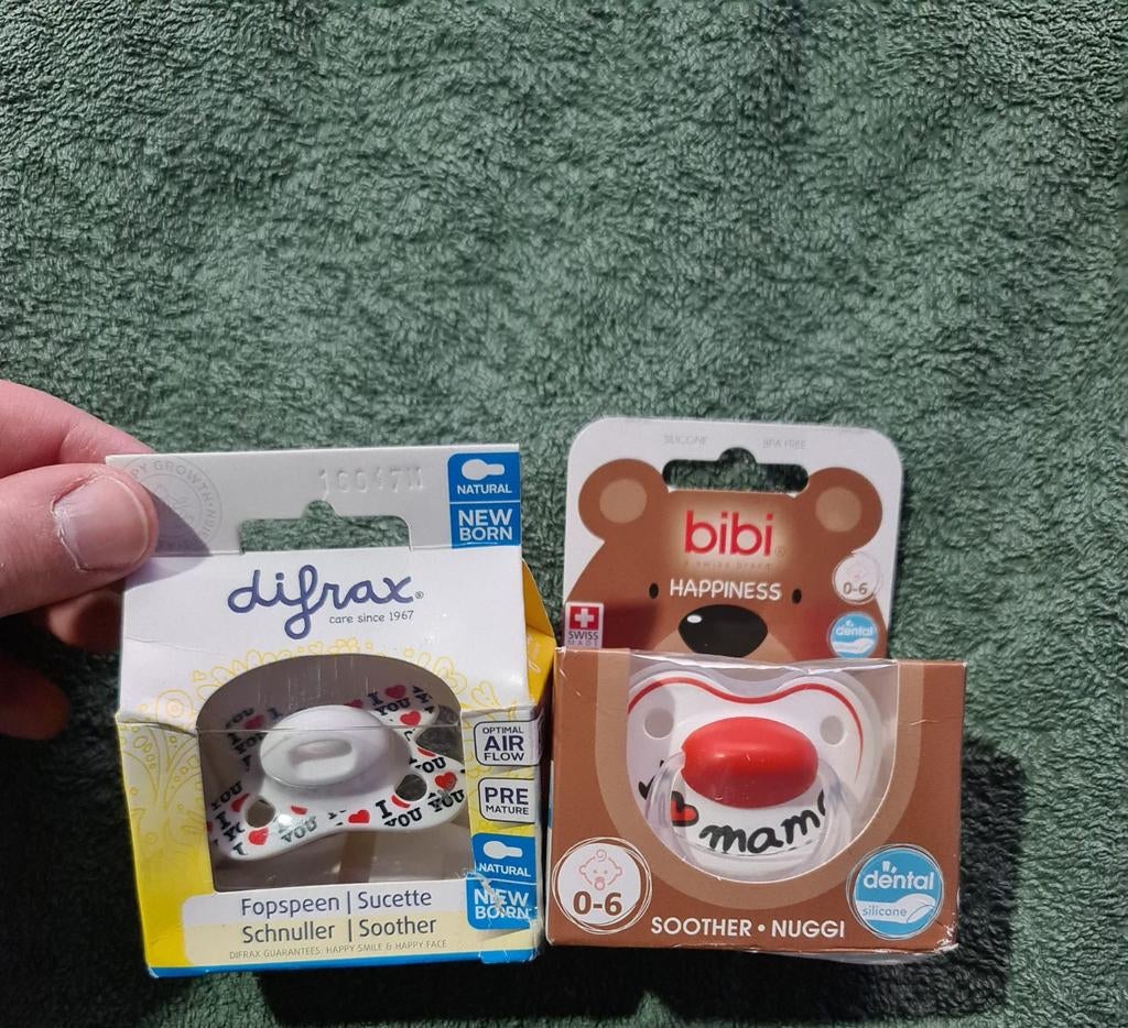 2 Nieuwe Baby Spenen: merk Difrax & Bibi tekst 'I love Mama', Kinderen en Baby's, Babyvoeding en Toebehoren, Ophalen of Verzenden