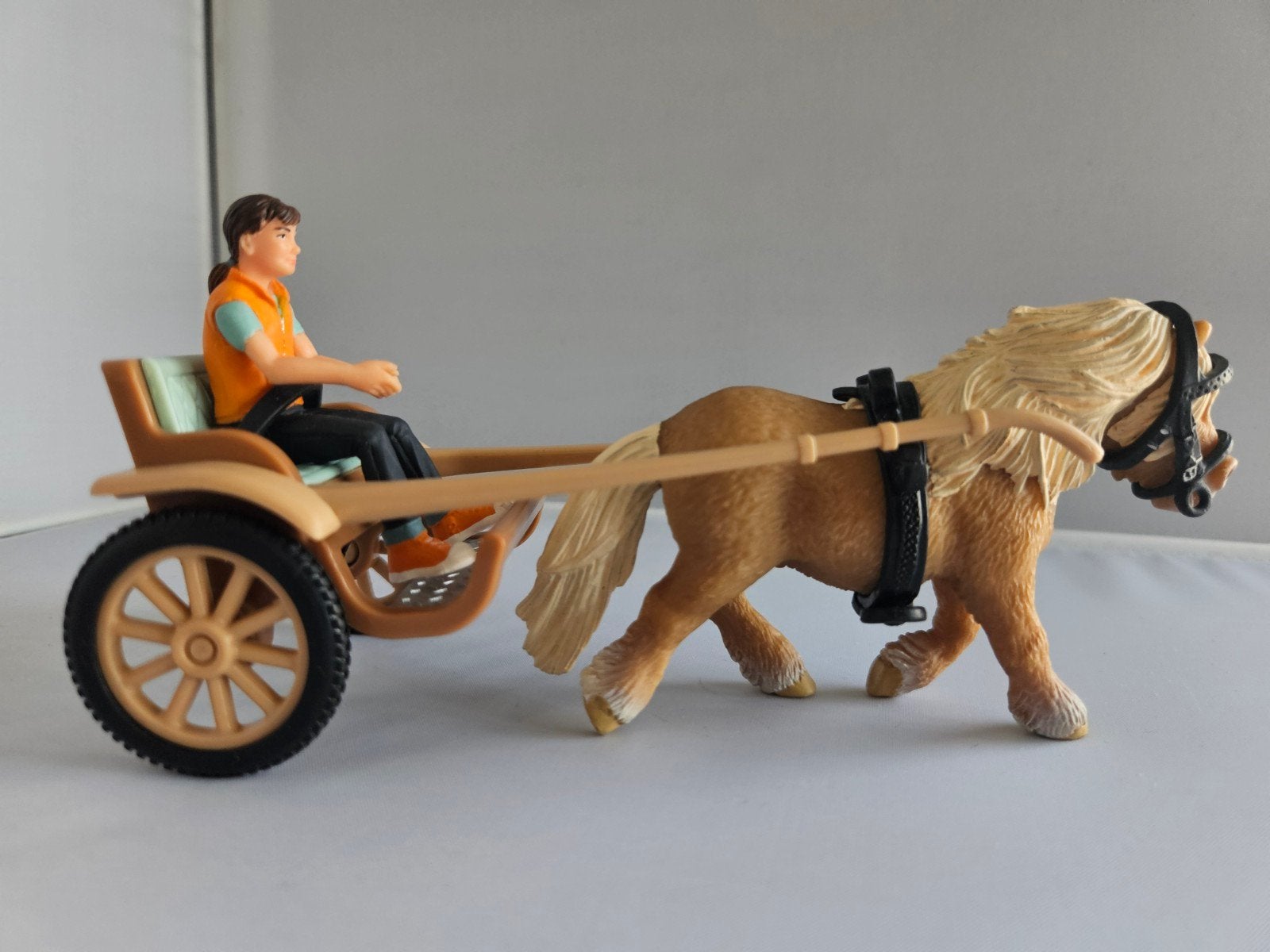 Schleich Shetlander met sulky 42040 uit 2010, Ophalen of Verzenden, Zo goed als nieuw, Paard, Beeldje of Figuurtje