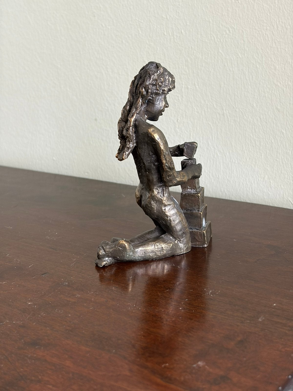 Astrid Veldhuyzen, bronzen beeldje, kind met blokken., Overige onderwerpen, Minder dan 20 cm, Ophalen of Verzenden, Beeld