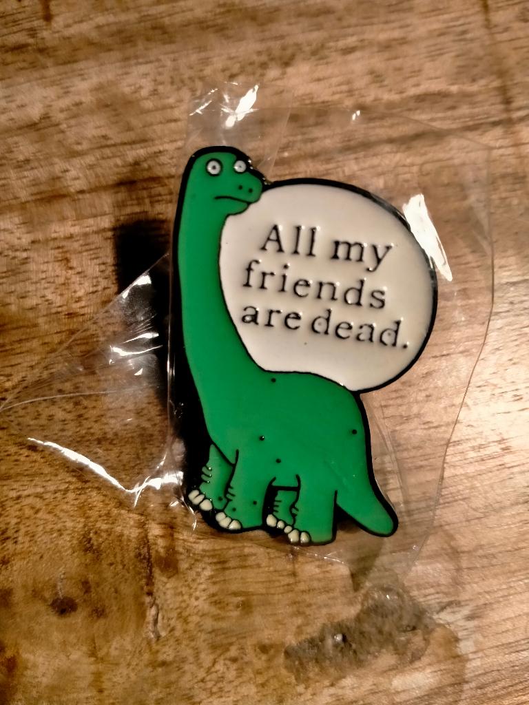 Dinosaurus Dino all my friends are dead comic strip pin fun, Verzamelen, Speldjes, Pins en Buttons, Verzenden, Zo goed als nieuw