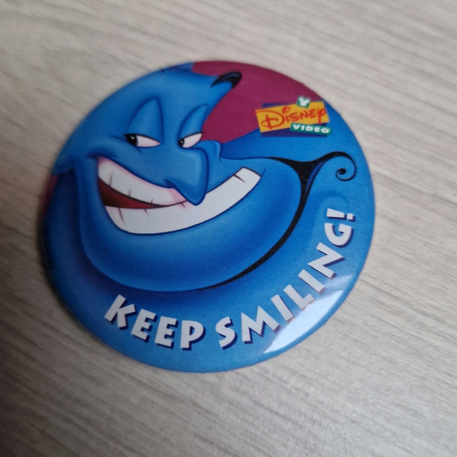 aladdin genie geest button speld keep smiling walt disney's, Verzamelen, Disney, Ophalen of Verzenden, Overige figuren