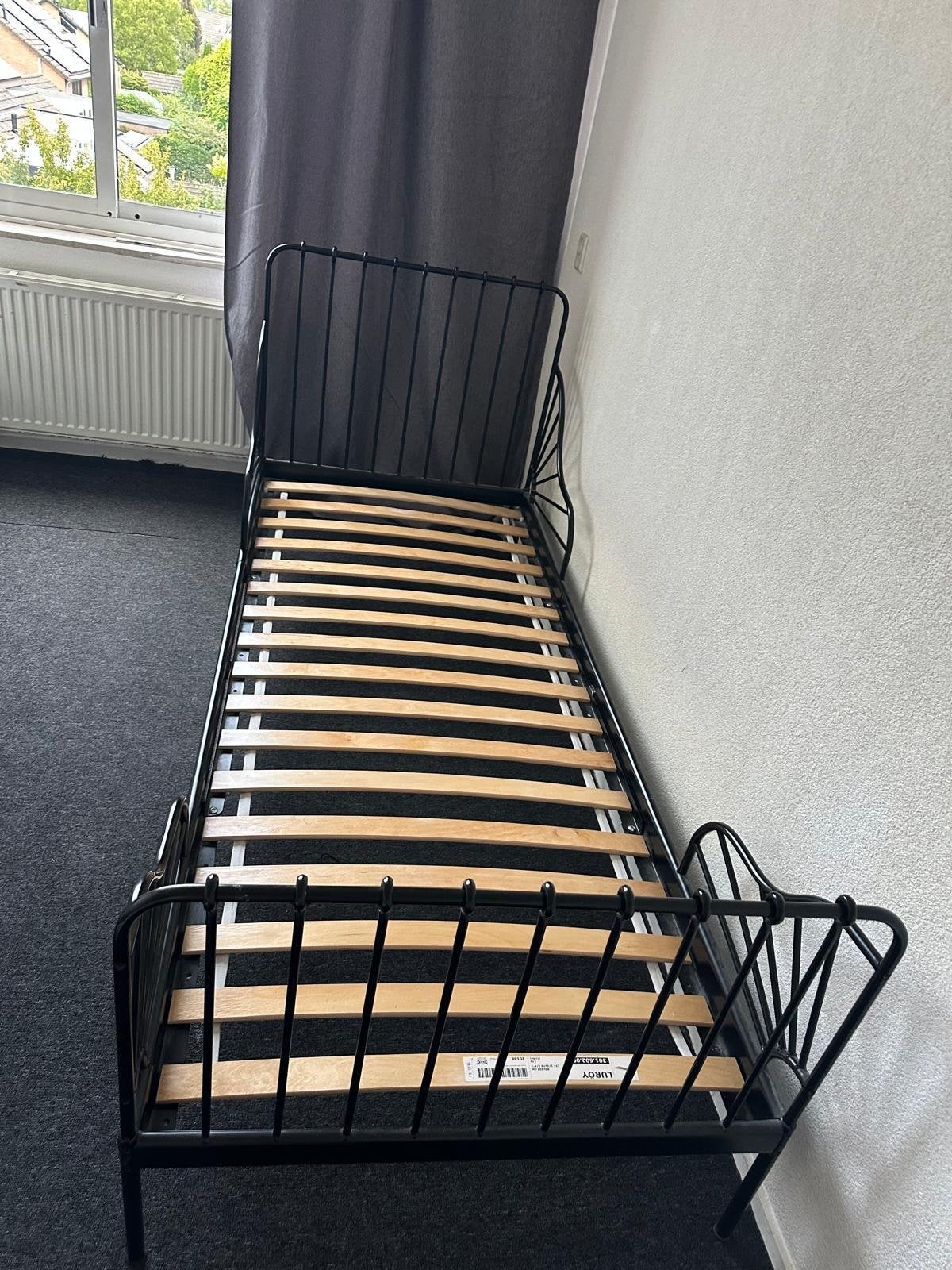 Kinderbed met lattenbodem - Zwart of Wit metaal, Kinderen en Baby's, Kinderkamer | Bedden, Gebruikt, 70 tot 85 cm, Ophalen of Verzenden