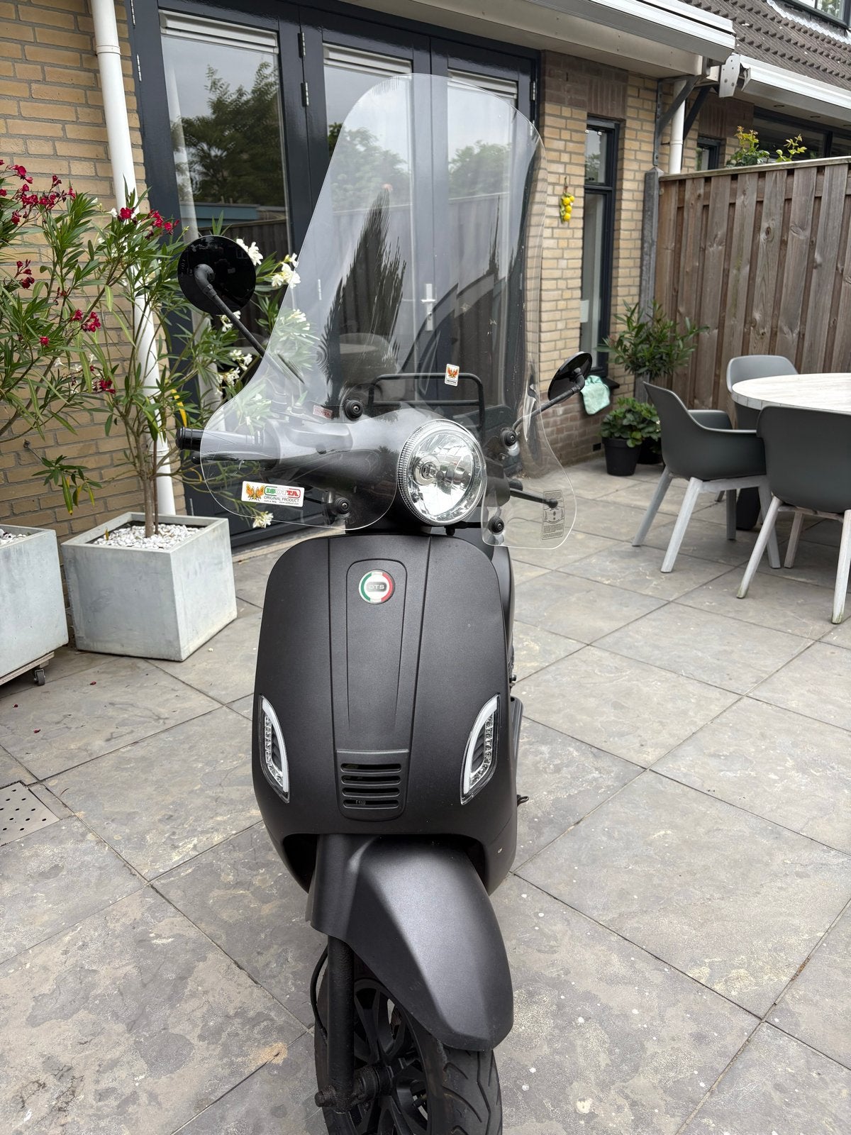 Mat grijze DTS Scooter met Windscherm en twee helmen, Fietsen en Brommers, Ophalen of Verzenden, Gebruikt, Benzine