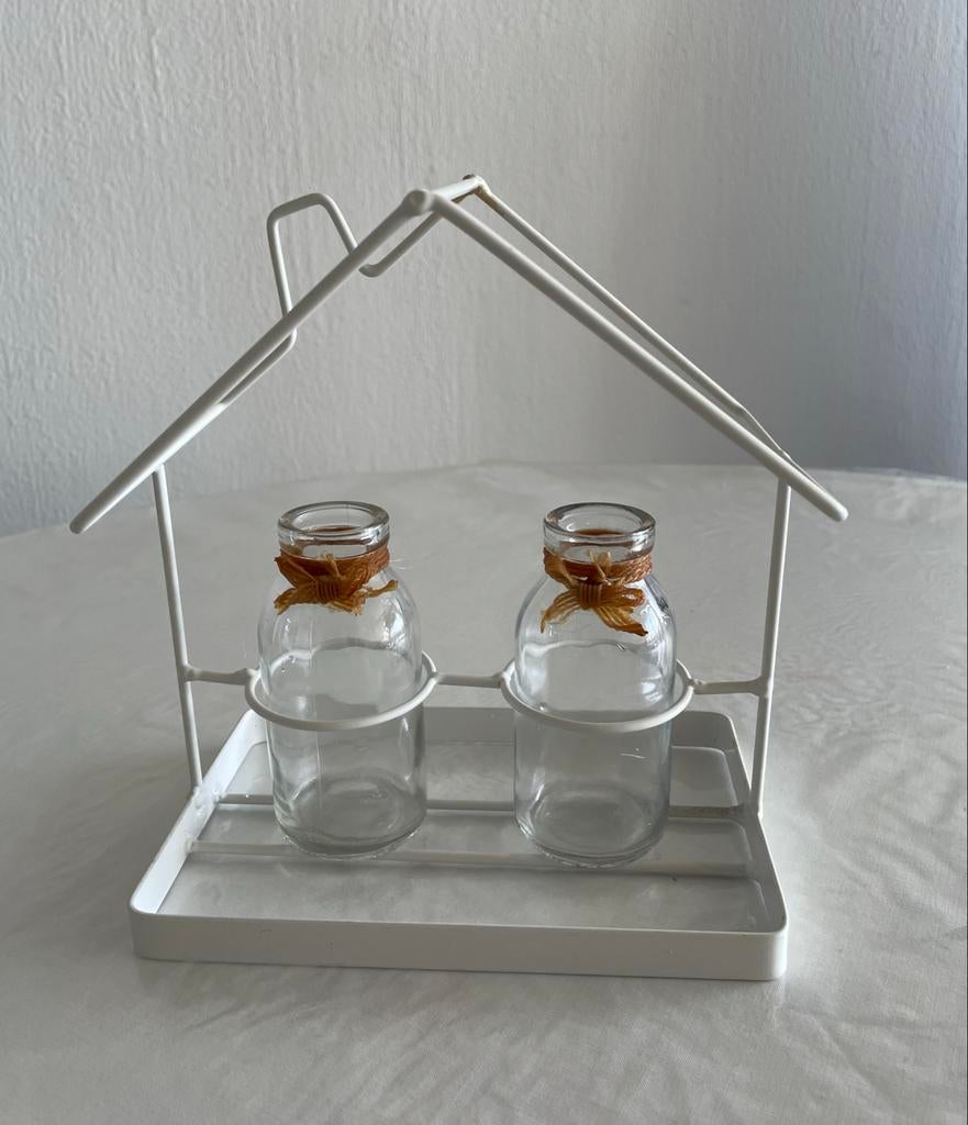 Decoratief huisje met twee glazen flesjes, Ophalen, Gebruikt