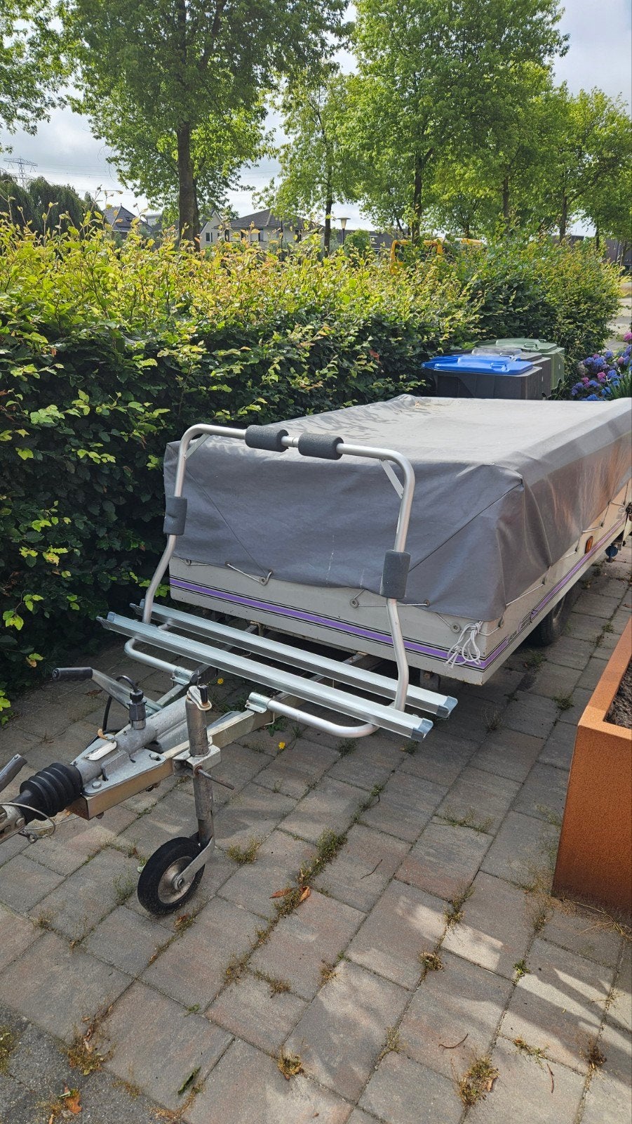 Vouwwagen met fietsendrager, keukenblok en voortent, Ophalen