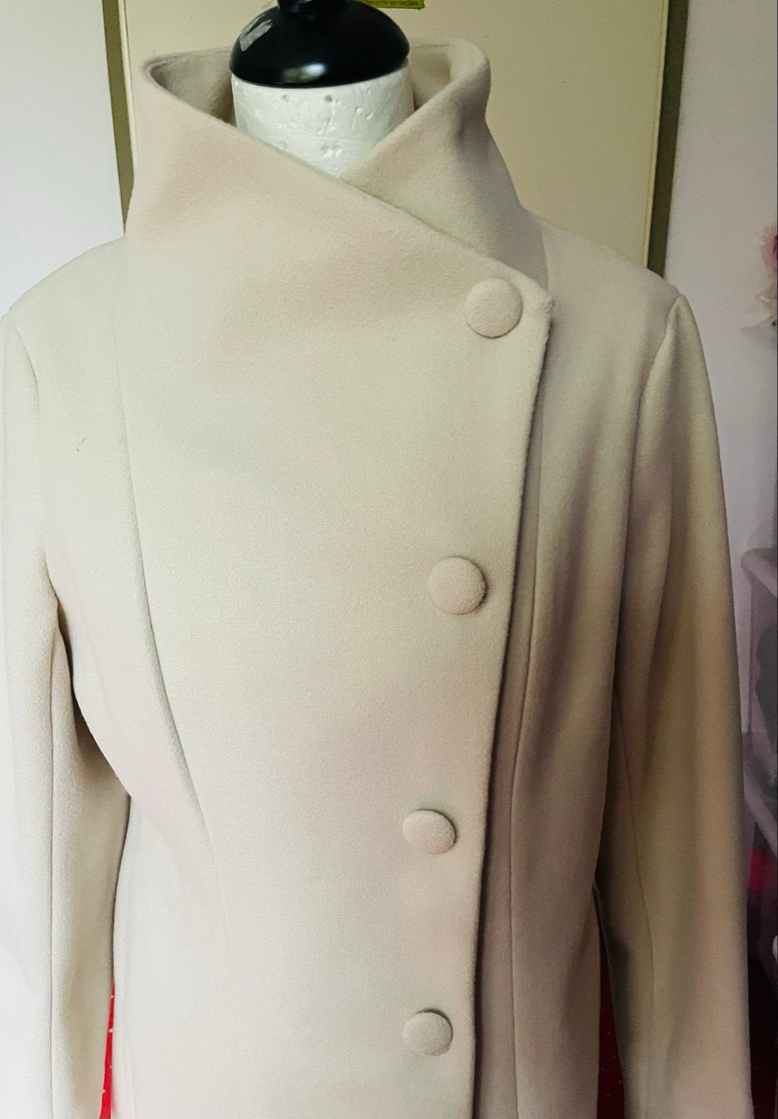 Elegante Crèmekleurige Winterjas met Hoge Kraag, Ophalen of Verzenden, Nieuw, Maat 38/40 (M), Beige