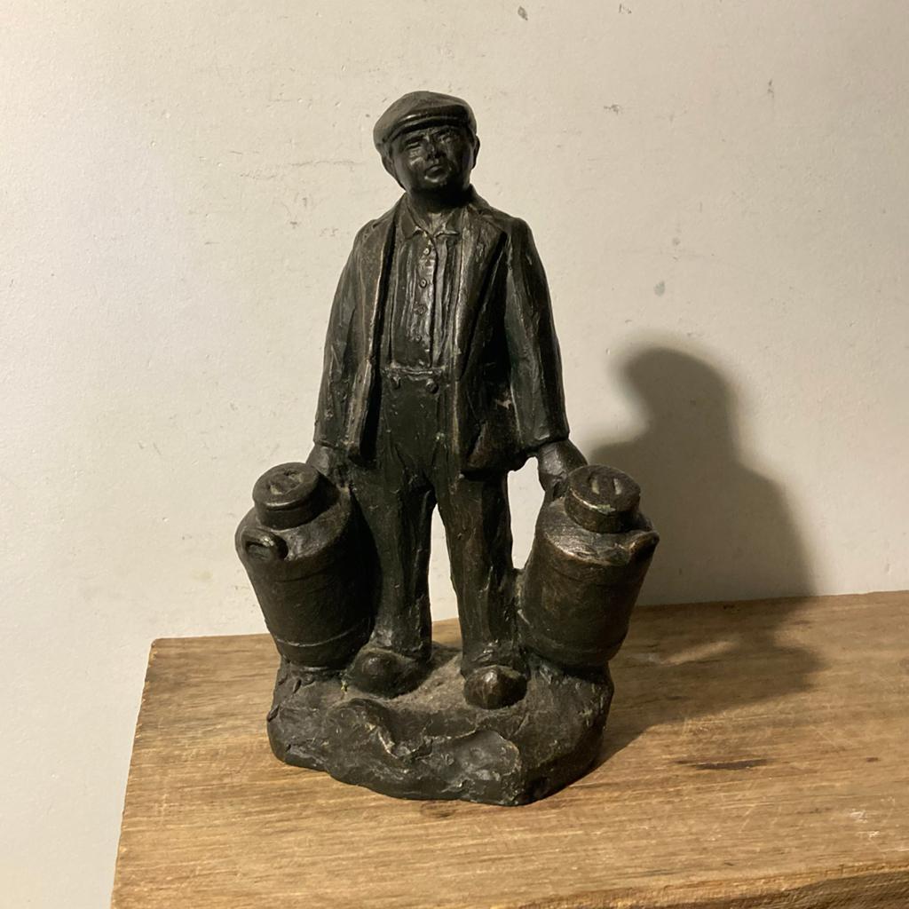 Bronzen beeldje boer met melkbussen - 20 cm hoog, Antiek en Kunst, Ophalen of Verzenden