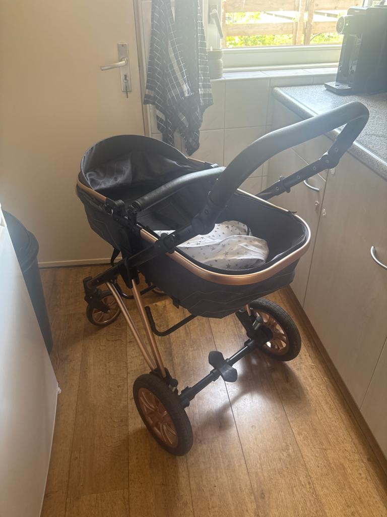 Stijlvolle Kinderwagen Zwart/Roségoud, Zo goed als nieuw, Met reiswieg, Ophalen, Kinderwagen