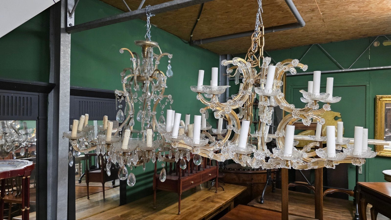 Twee zeer grote kristallen hanglampen € 300