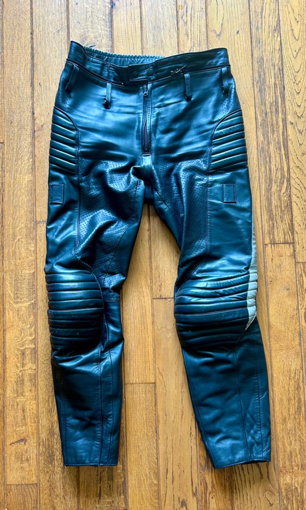 Leren zomer motorbroek geperforeerd - TopSkin. Maat 52/53, Motoren, Kleding | Motorkleding, Ophalen of Verzenden, Tweedehands