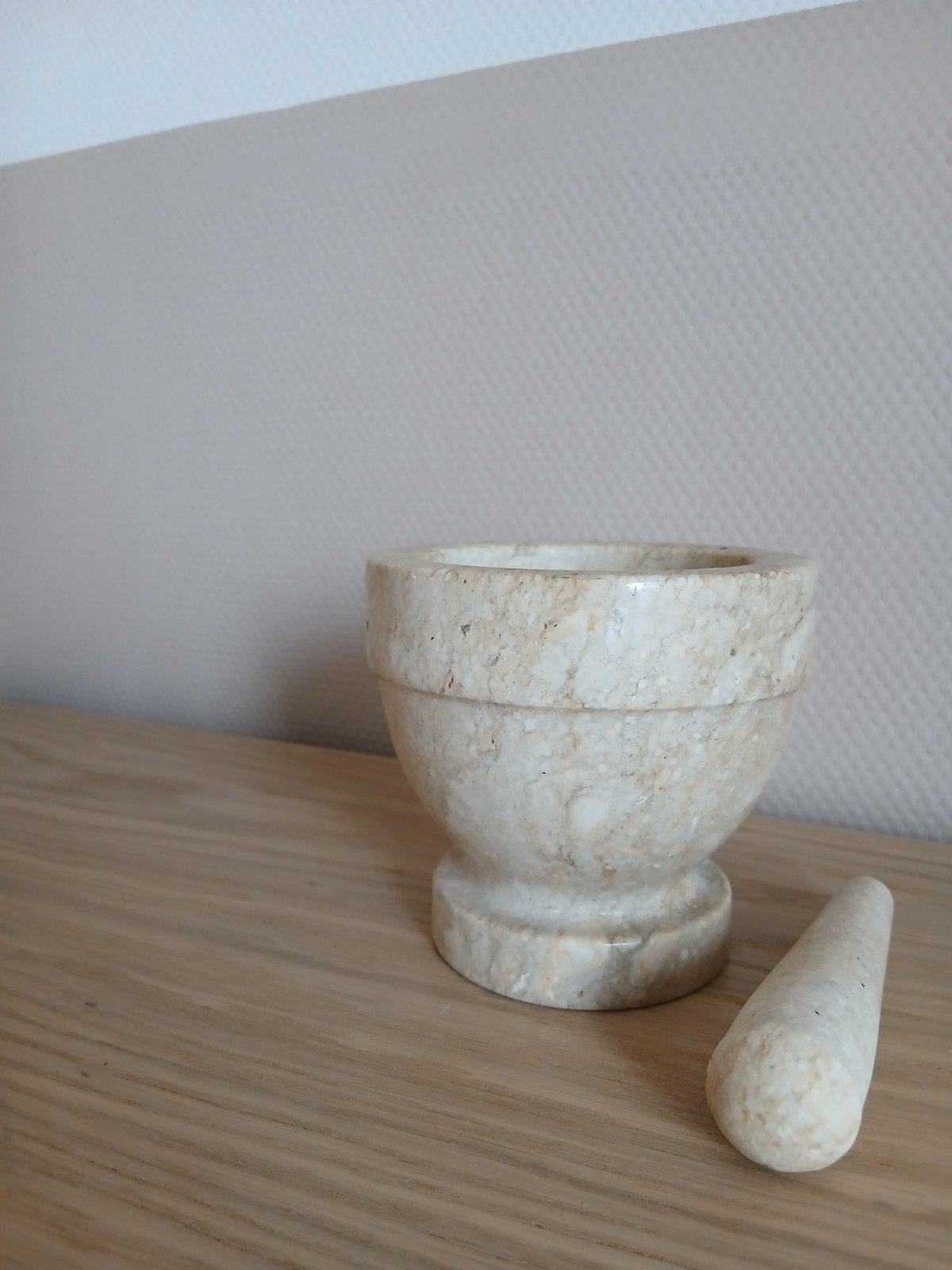 Marmeren vijzel en stamper - Keukenbenodigdheden, Beige, Overige typen, Ophalen of Verzenden, Zo goed als nieuw