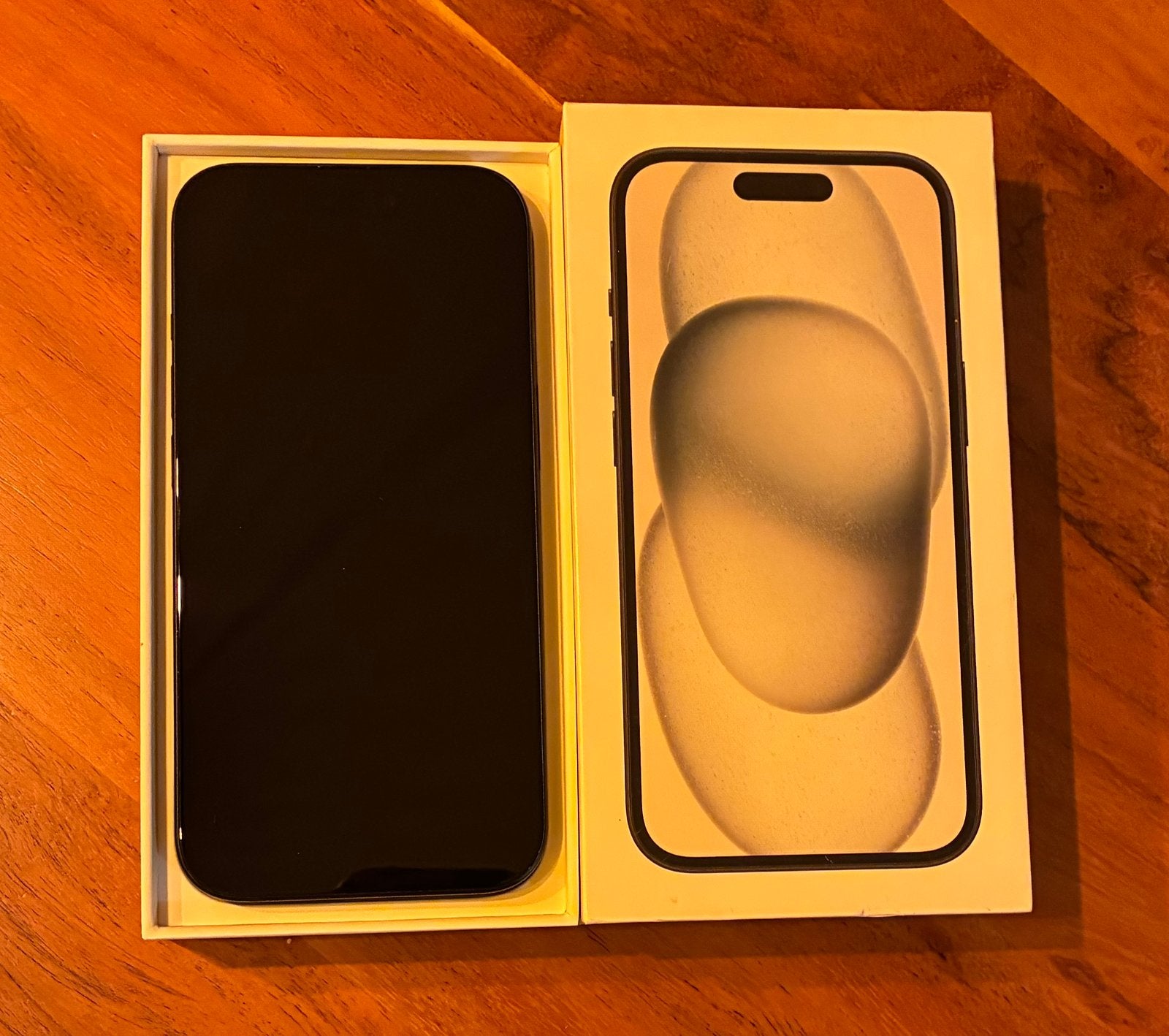 Apple iPhone 15 128GB Zwart - Goede staat + accessoires, Telecommunicatie, Mobiele telefoons | Apple iPhone, IPhone 15, Zwart