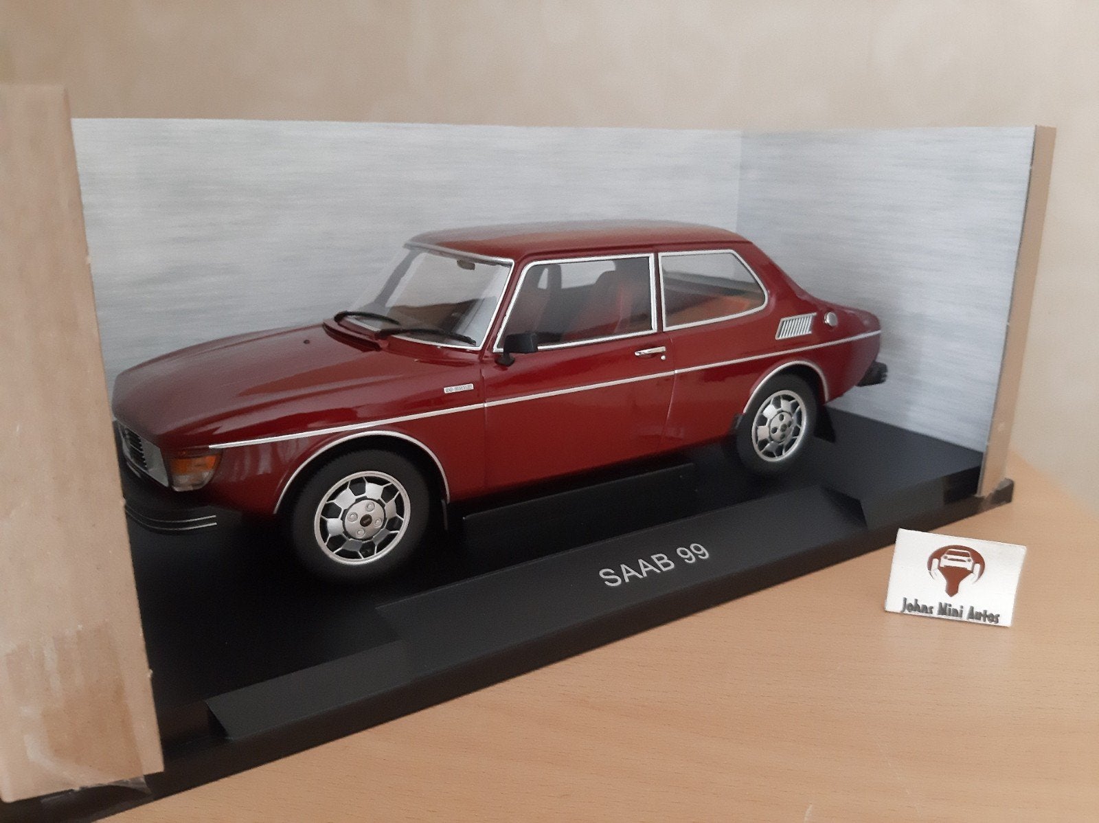 Saab 99 EMS 1977 Donkerrood - MCG 1:18, Hobby en Vrije tijd, Modelauto's | 1:18, Overige merken, MCG, Auto, Nieuw