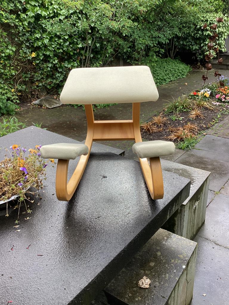Varier Stokke kniestoel, Huis en Inrichting, Ophalen, Gebruikt, Wit, Bureaustoel