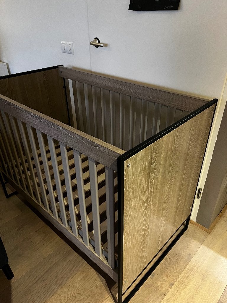 Gratis Ledikant en commode, Kinderen en Baby's, Kinderkamer | Complete kinderkamers, Ophalen, Gebruikt, Jongetje of Meisje