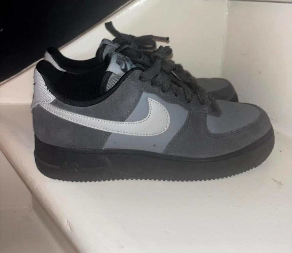 Nike Air Force 1 ‘07 LV8 Anthracite Wolf Grey Maat 38, Kleding | Dames, Schoenen, Ophalen of Verzenden, Zo goed als nieuw, Grijs