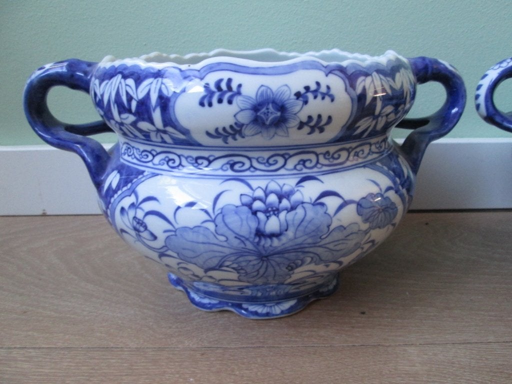 2 Sierlijke Blauw Witte Aardewerk Bloempotten met Oren, Rond, Ophalen of Verzenden, Aardewerk, Binnen