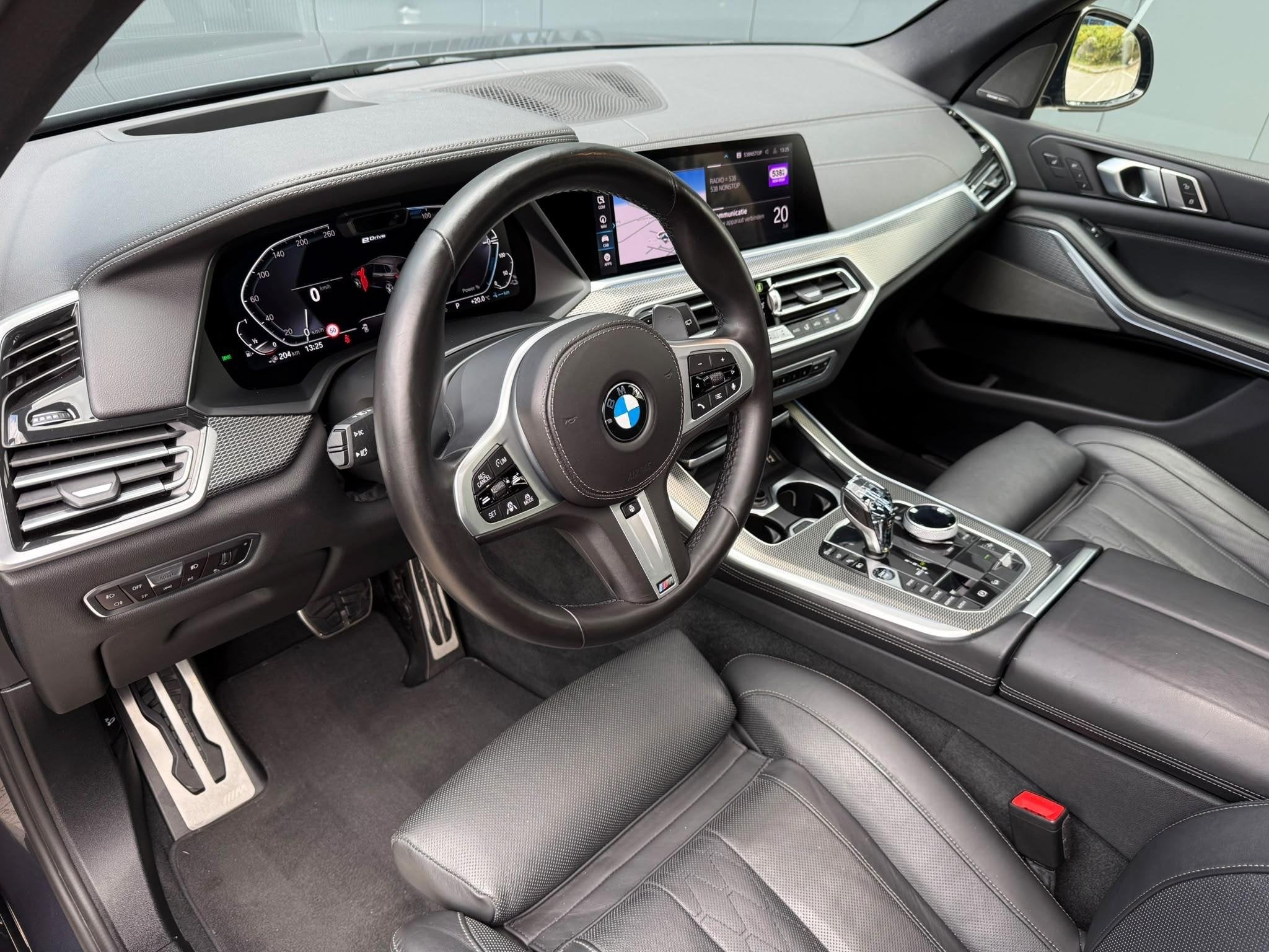 BMW X5 xDrive45e M-sport / pano / tr.hk / massage / H&K, Auto's, Lichtsensor, Gebruikt, 394 pk, Vierwielaandrijving