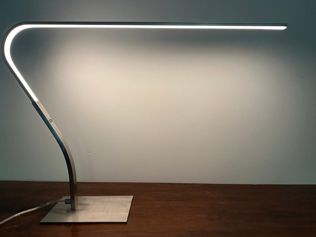 Moderne LED bureaulamp - Zilverkleurig metaal, Huis en Inrichting, Ophalen, Zo goed als nieuw, Metaal