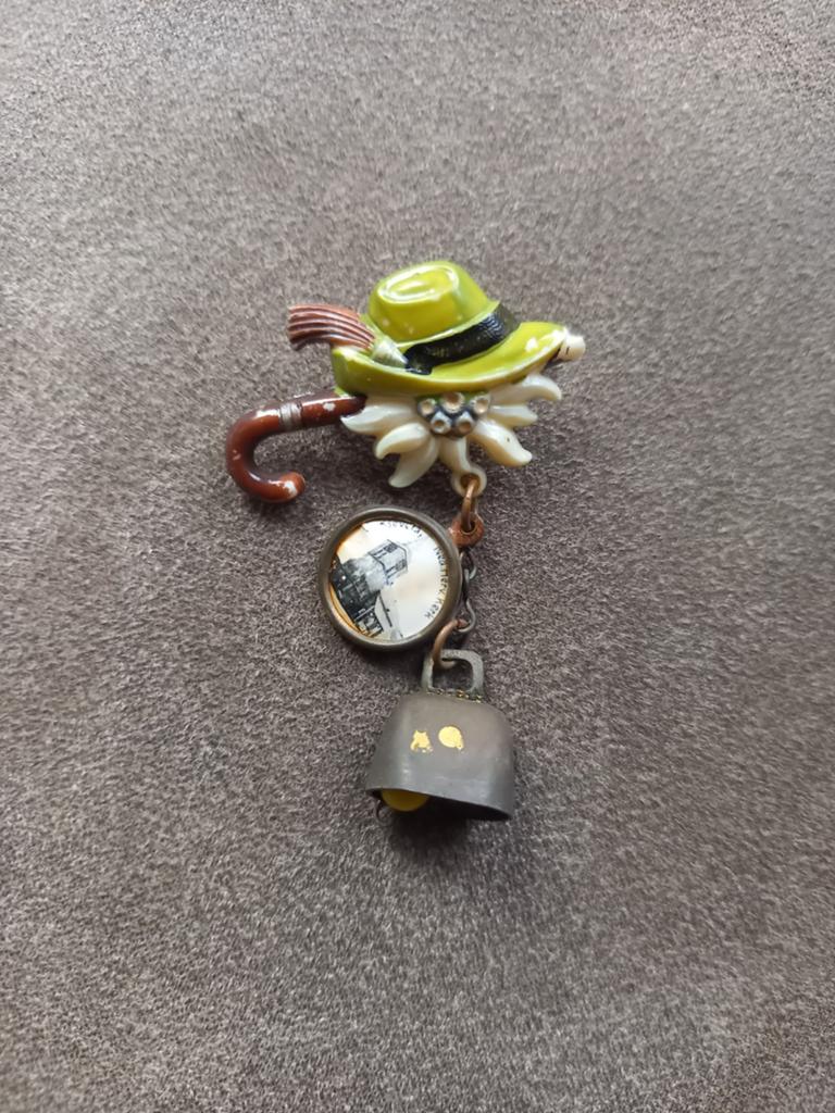Speldje met belletje - Varsseveld Ned. Herv. Kerk, Verzamelen, Speldjes, Pins en Buttons, Ophalen of Verzenden, Gebruikt