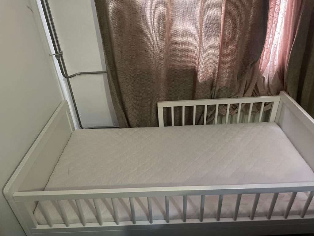 Wit kinderbed met matras - Zo goed als nieuw, Kinderen en Baby's, Kinderkamer | Bedden, 70 tot 85 cm, Ophalen of Verzenden, Zo goed als nieuw