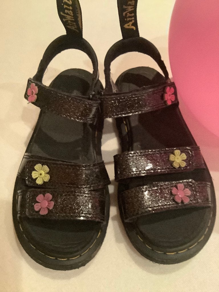 Mooie zwarte met bloemen sandalen van Dr. Martens, maat 31., Kinderen en Baby's, Kinderkleding | Schoenen en Sokken, Dr. Martens