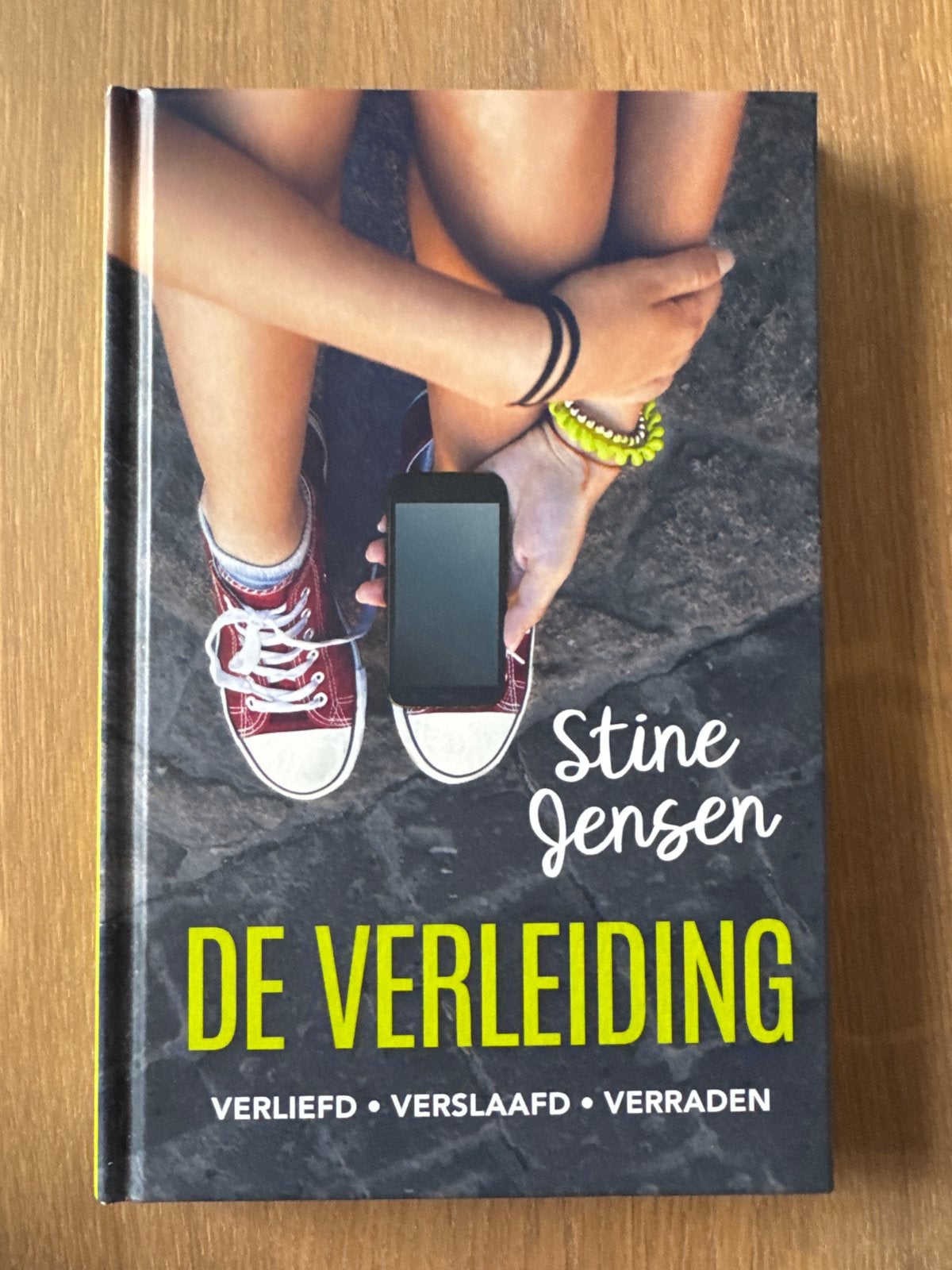 De Verleiding - Stine Jensen (Jeugdroman), Boeken, Ophalen of Verzenden, Zo goed als nieuw, Fictie