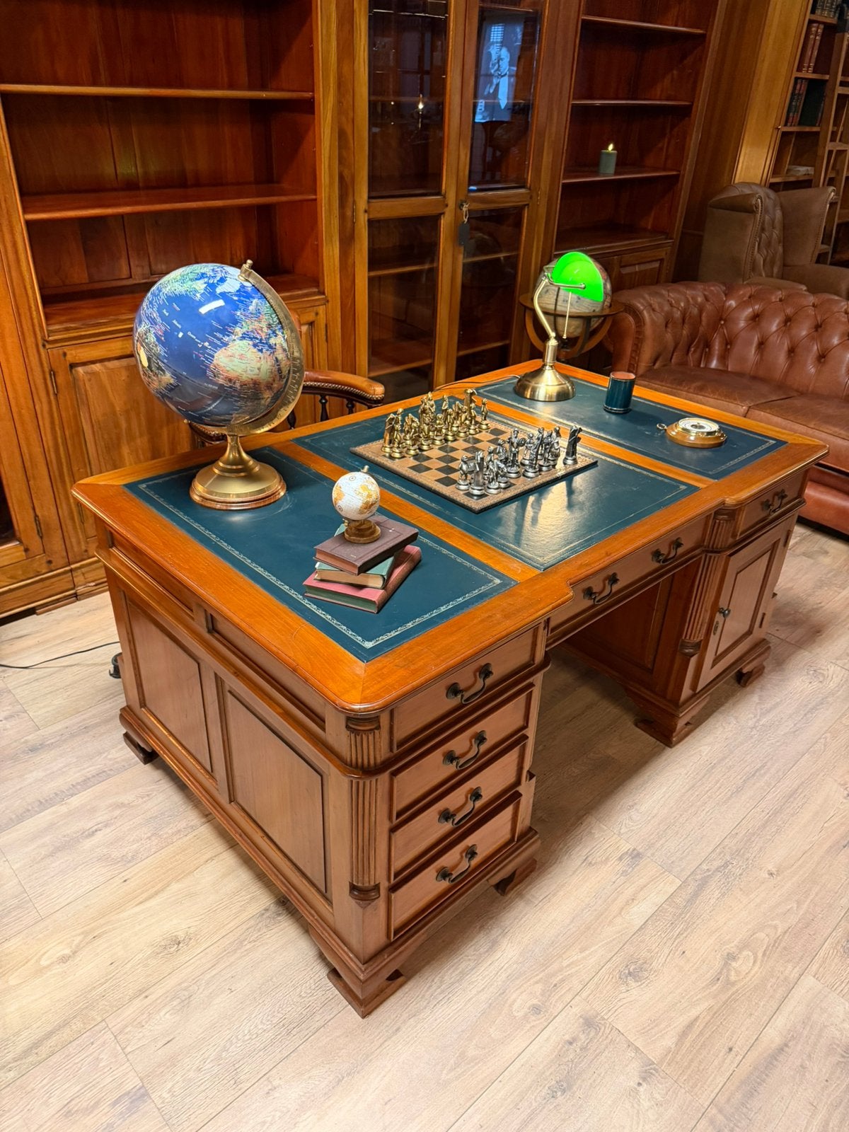 Engels bureau partnerdesk & bibliotheekkast, Ophalen