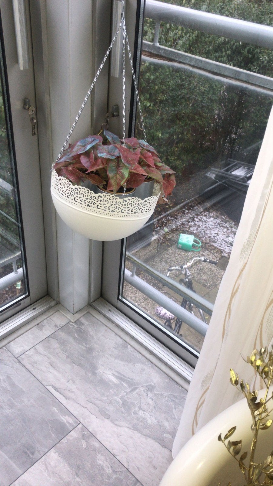 Hangende Kunstplant met Sierlijke Pot, Ophalen