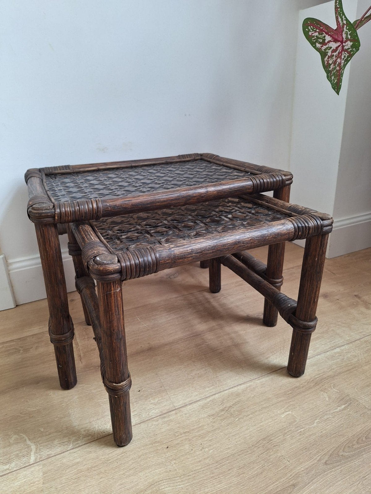 Unieke bamboe bijzettafels met glas, rotan, vintage jaren 60, Ophalen