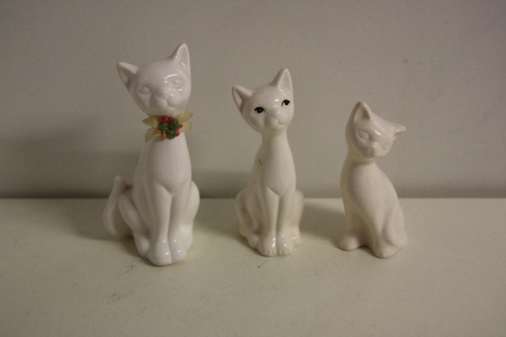 Set van 3 verschillende witte poezen porselein. Nieuwstaat., Antiek en Kunst, Antiek | Porselein, Ophalen of Verzenden