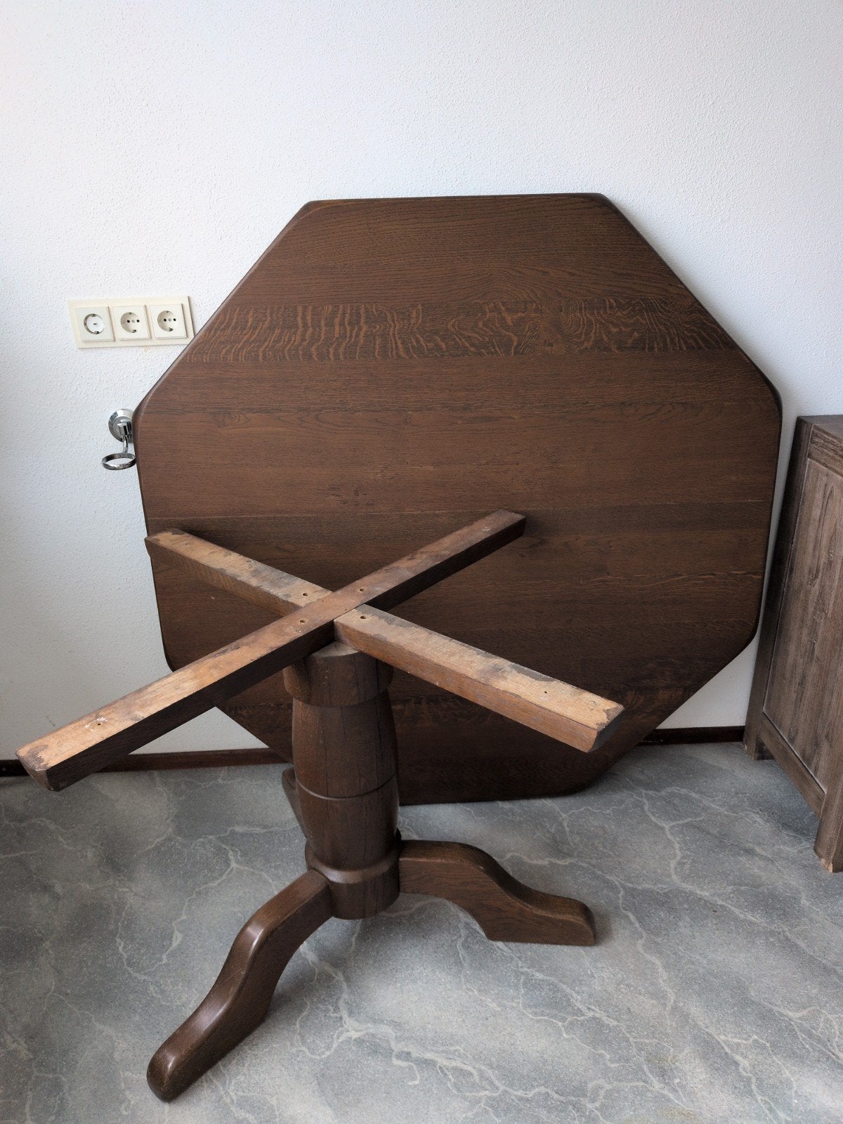 Vintage eikenhouten achthoekige tafel met centrale poot, Antiek en Kunst, Ophalen