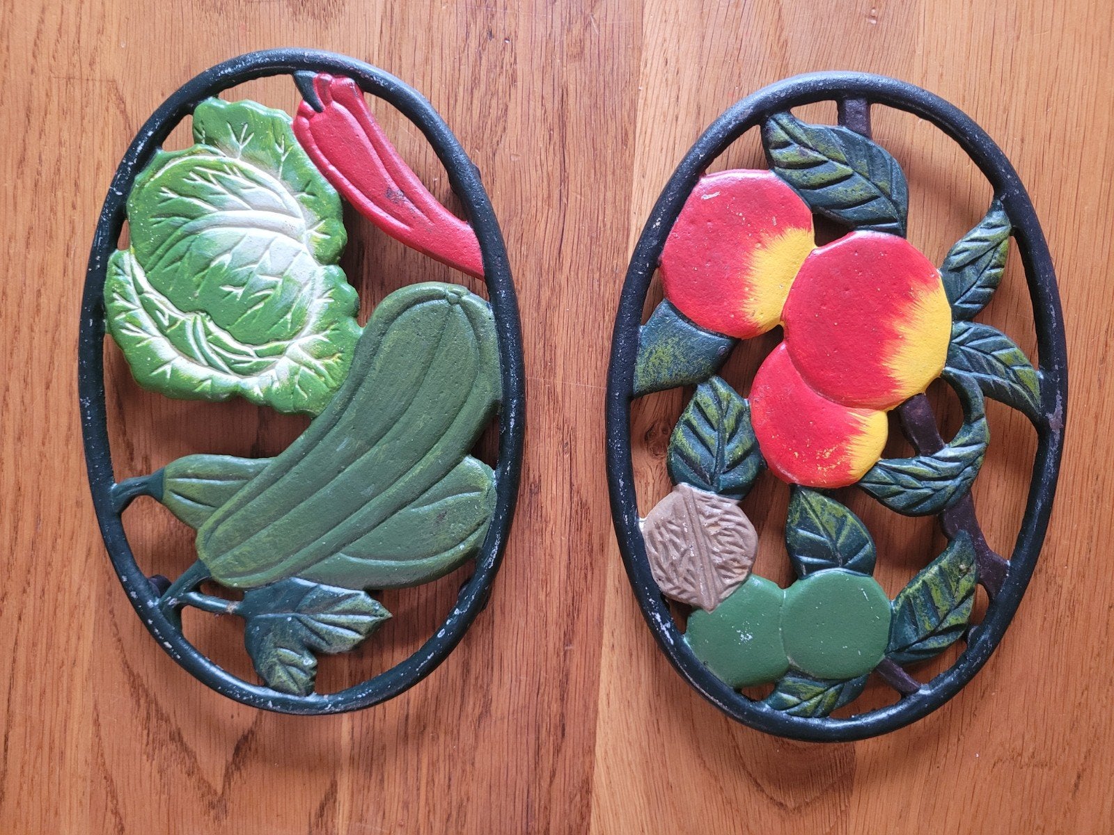 Vintage gietijzeren onderzetters groenten en fruit (per 2), Ophalen of Verzenden, Zo goed als nieuw, Pannenonderzetter, Hittebestendig