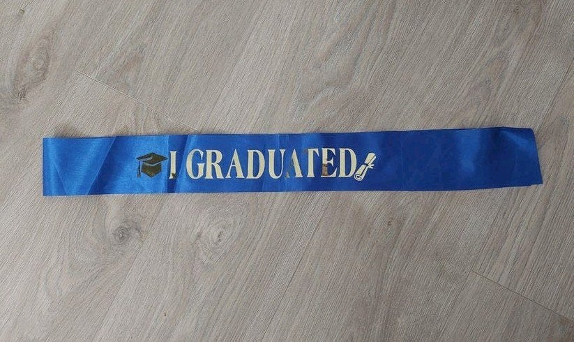 Blauwe 'I GRADUATED' geslaagd sjerp - Afstudeer Feestartikel, Ophalen of Verzenden, Nieuw, Feestartikel, Overige