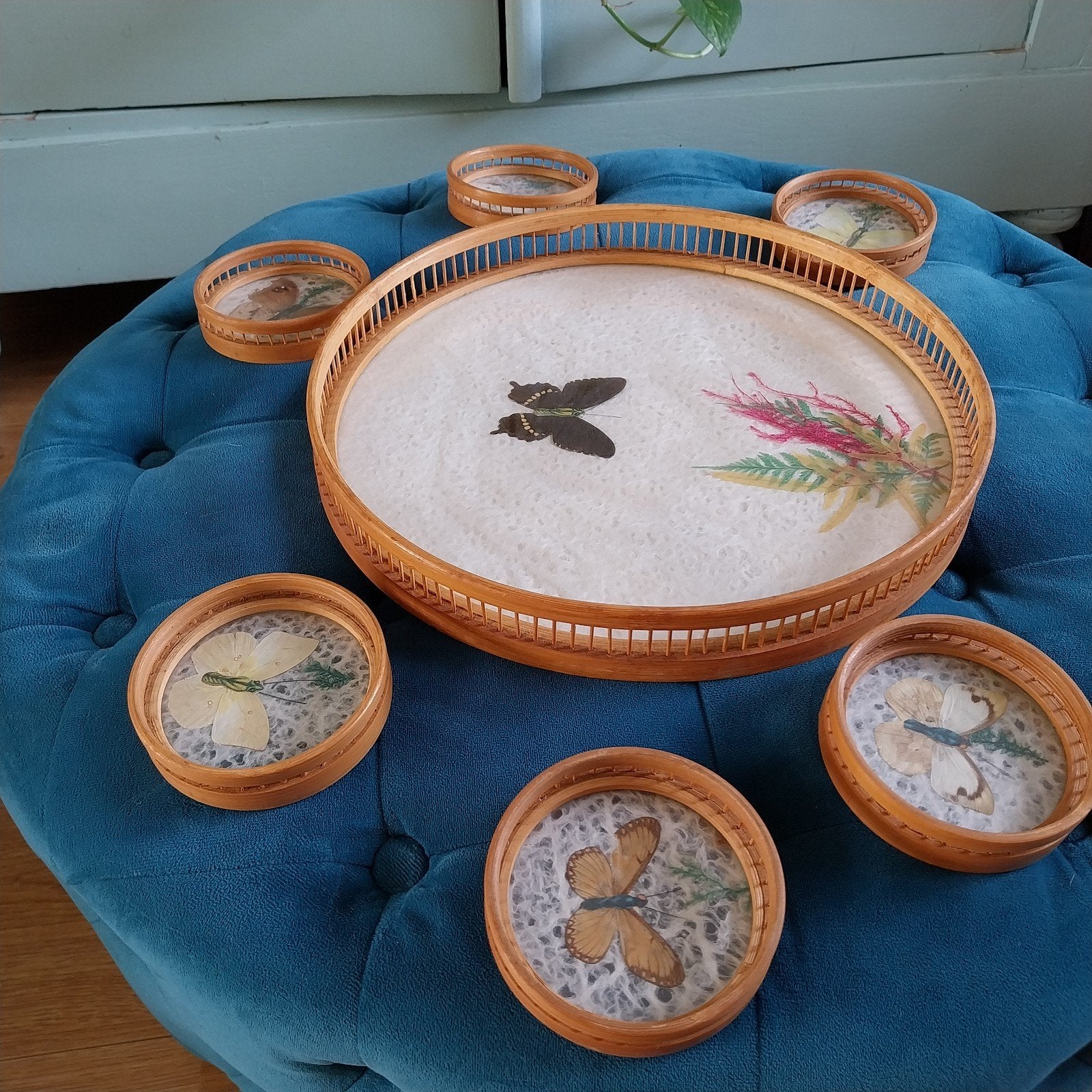 dienblad + onderzetters rotan/bamboe en glas met echte vlind, Antiek en Kunst, Ophalen of Verzenden